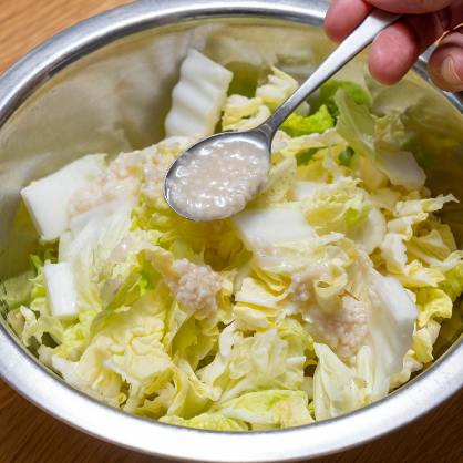 1.白菜を適当にカットし、塩麹で和える